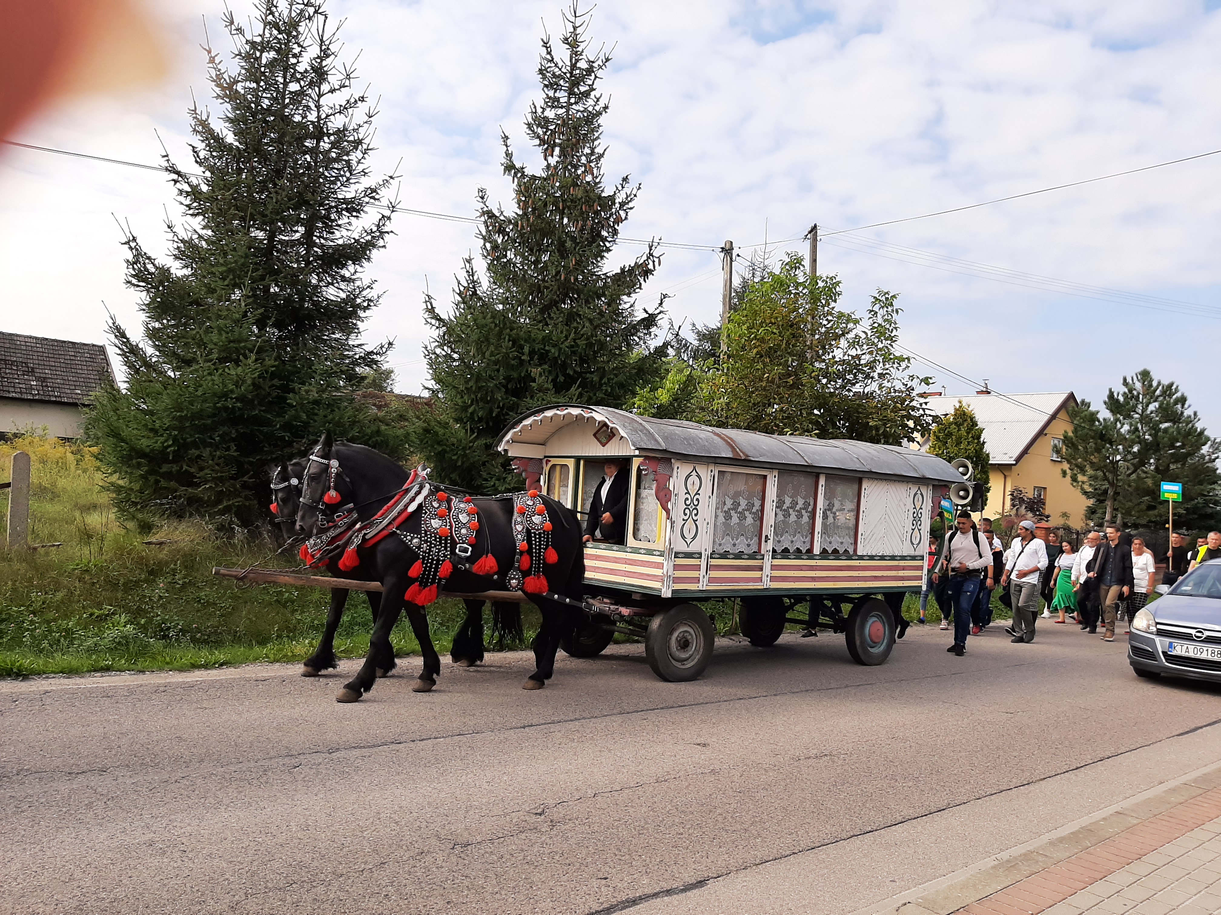 Tradycyjny wóz cygański zaprzężony w dwa konie przewodniczy pielgrzymującym Romom.